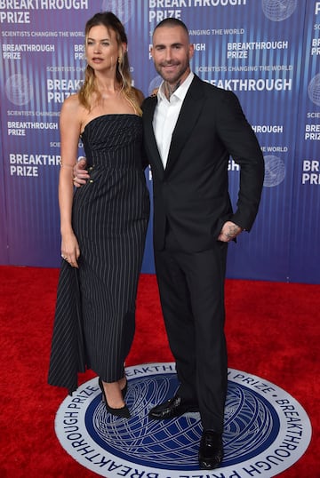 Behati Prinsloo y Adam Levine posan en la alfombra roja de los Breakthrough Prize celebrados en la ciudad estadounidense de Los Ángeles.