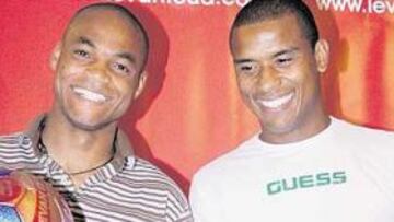 <b>ILUSIONADOS.</b> Meyong y Álvaro, durante su presentación con la camiseta azulgrana.