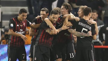 Matías Fernández vio desde el banco el título de Milan en la Supercopa de Italia.