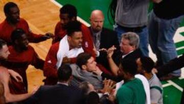 Los jugadores de los Miami Heat discuten con los de los Boston Celtics.