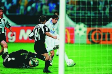 Real Madrid - Juventus. Gol 1-0 de Mijatovic, este único gol fue suficiente para dar al Madrid su séptimo título,
