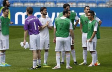 Marcelo, Pepe, Jesé, Morata, Isco, Varane, Xabi Alonso, y Diego López dieron un clinic a algunos aficionados que pudieron pisar el césped del Bernabéu.