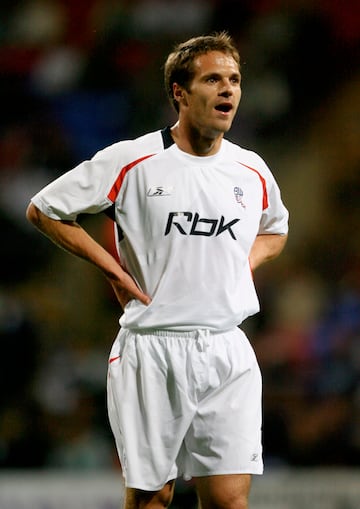 El tolosarra fue cedido por la Real Sociedad durante la temporada 2007-08. El mayor de los hermanos Alonso defendió la camiseta de Bolton Wanderers en doce partidos, algunos de ellos en UEFA, y dio una asistencia. Lamentablemente los aficionados españoles no pudimos ver el duelo entre Xabi y Mikel en ninguna de las dos ocasiones que sus equipos se enfrentaron esa temporada.