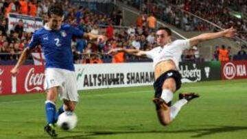 El italiano Giulio Donati (i) ante el ingl&eacute;s Jack Robinson durante un partido del Campeonato Europeo Sub21 en Tel Aviv (Israel).