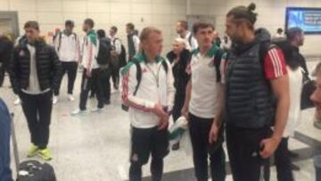 Los jugadores del Lokomotiv de Mosc&uacute;, a su llegada al aeropuerto de Estambul para el encuentro de Europa League que les enfrenta ma&ntilde;ana al Fenerbah&ccedil;e.