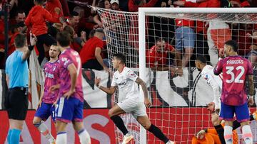 SEVILLA, 18/05/2023.- El centrocampista del Sevilla Erik Lamela (c) celebra tras marcar el segundo gol ante la Juventus, durante el partido de vuelta de las semifinales de la Liga Europa de fútbol que Sevilla FC y Juventus juegan este jueves en el estadio Ramón Sánchez-Pizjuán, en Sevilla. EFE/Julio Muñoz
