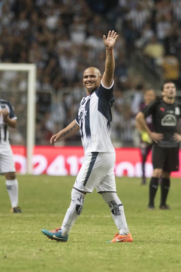 El 'chupete' se convirtió en el máximo goleador de Rayados de Monterrey.