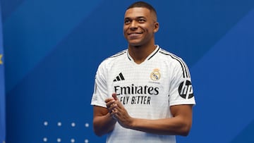 MADRID, 16/07/2024.- Presentación del francés Kylian Mbappé como nuevo jugador del club, este martes, en el estadio Santiago Bernabéu de Madrid. Mbappé ha firmado este martes el contrato que le une al conjunto blanco para las próximas cinco temporadas. EFE/Chema Moya