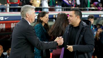 Ancelotti saluda a Xavi, en una imagen retrospectiva en un Cl¨¢sico.