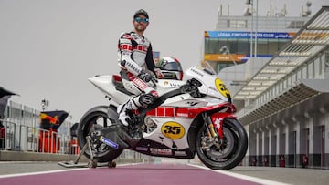 Crutchlow posa en Qatar con la M1 que celebra los 60 años de Yamaha en el Mundial.