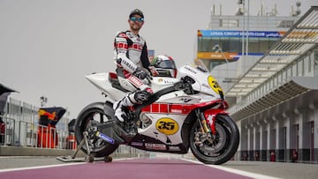 Crutchlow posa en Qatar con la M1 que celebra los 60 a&ntilde;os de Yamaha en el Mundial.