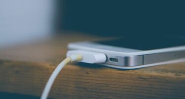 Brasil ordena a Apple vender sus iPhone con cargador y le impone una multa de 100 millones