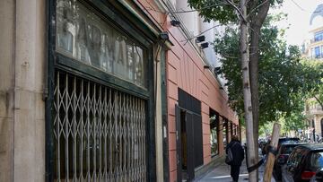 Farmacia cerrada junto al restaurante Coque, del chef Mario Sandoval, situado en el barrio de Chamberí, a 2 de noviembre, en Madrid (España). La madrugada del pasado domingo, 30 de octubre, asaltantes robaron 132 botellas de vino valoradas en 200.000 euros en la bodega del restaurante de dos Estrellas Michelín, Coque de Madrid. Los ladrones accedieron al restaurante desde una farmacia aledaña que estaba cerrada a pesar del sistema de alarma y de seguridad con el que cuenta el local. La Policía Nacional investiga el asalto y sospecha que se trata de un robo por encargo, ya que los ladrones sabían exactamente cuáles eran los vinos más caros, tras haber estudiado durante varios días la acometida del robo.
02 NOVIEMBRE 2022;ROBO;COQUE;MARIO SANDOVAL;VINO;CARO;CHAMBERÍ;LADRONES;RESTAURANTE;SEGURIDAD;ASALTO
Jesús Hellín   / Europa Press
02/11/2022