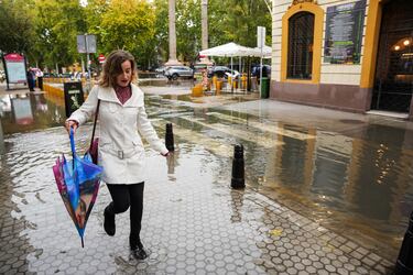 Calles anegadas de agua tras las lluvias torrenciales en la jornada de hoy en Sevilla.