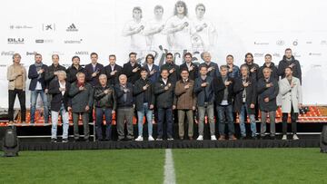 Los veteranos del Valencia, en la presentaci&oacute;n del partido de Leyendas.