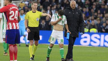 Atlético derrota al Betis y Guardado se lesiona