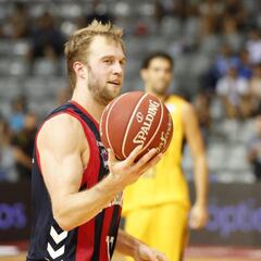 Trevor Cooney continuará dos meses más en el Baskonia