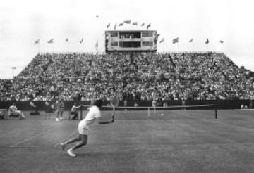 Manolo Santana en 1965 en el partido de individuales de la Copa Davis contra el australiano Stolle