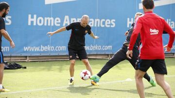 Bartomeu felicita a la plantilla antes de jugar ante el Madrid