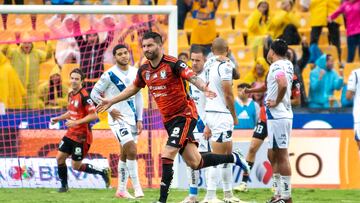 AME4897. MONTERREY (MÉXICO), 05/10/2024.- Andre Gignac (c) de Tigres festeja una anotación ante Puebla este sábado, durante un partido correspondiente al Torneo Apertura 2024 en el estadio Universitario de la ciudad de Monterrey (México). EFE/Miguel Sierra