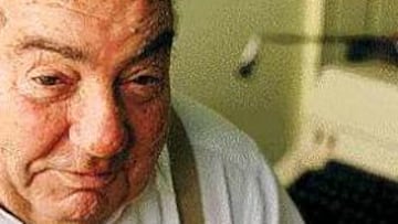 UN MAESTRO. Castillo en la redacción, con la vieja Olivetti a su lado. Con ella dio lecciones de periodismo a diario.