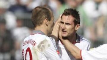 Klose es felicitado por Robben.