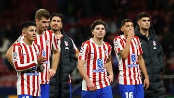 Los jugadores del Atlético saludan a la afición tras la derrota ante el Bodo.