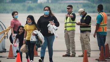 Migrantes hondureños llegan al Aeropuerto Internacional Ramón Villeda Morales tras ser deportados de Estados Unidos.