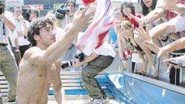 <b>LA CAMISETA FUE PARA LA AFICIÓN</b> Los aficionados del Atlético se lo pidieron y el griego accedió: se quitó la rojiblanca y la lanzó a los seguidores que estaban en la grada. También lanzó un balón y los hinchas casi se pegan por el esférico.