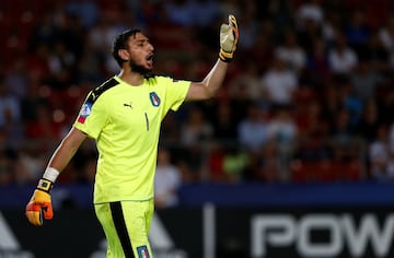 Su titularidad en la Selección tiene fecha: la retirada de Buffon. El mítico portero italiano colgará las botas tras el Mundial de Rusia y dejará paso a su relevo. Donnarumma, que ha estado cerca de dejar el Milan este verano, es el portero del futuro.