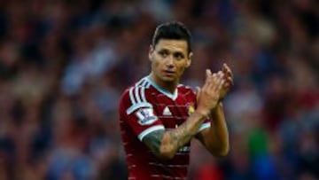 Mauro Zárate buscará ganarse un lugar en la oncena del QPR junto a Vargas e Isla.