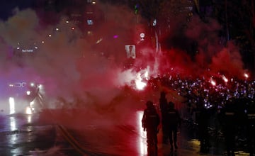 Bufandas al aire, el humo de las bengalas y el autobs del Real Madrid y el del Atltico avanzan entre la niebla... Las aficiones recibieron de esta manera a sus  equipos.