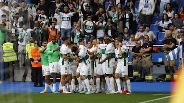 El Elche ganó 0-4 al Deportivo de la Coruña y certifica así su vuelta a Primera División. Jugadores y cuerpo técnico celebran el ascenso.