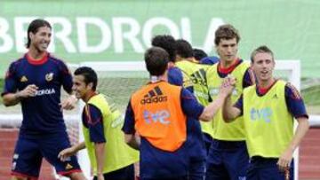 La selección entrena con la novedad de Monreal y con Torres al margen