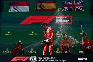 Los pilotos de Ferrari, Carlos Sainz y Charles Leclerc, se rocían con champán en el podio del GP de Australia.