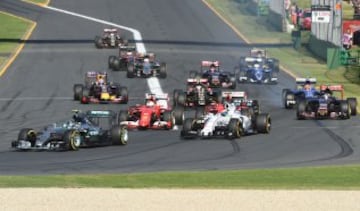 El piloto británico de Mercedes Lewis Hamilton lidera el grupo en la salida del Gran Premio de Australia en Melbourne