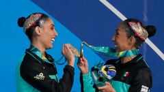 EVE4477. SANTIAGO (CHILE), 02/11/2023.- Nuria Diosdado (i) y Joana Jiménez de México, medalla de oro, celebran en la premiación natación artística dueto libre hoy, durante los Juegos Panamericanos 2023 en Santiago (Chile). EFE/ Carlos Ortega
