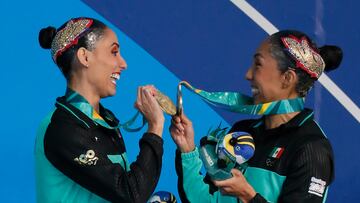 EVE4477. SANTIAGO (CHILE), 02/11/2023.- Nuria Diosdado (i) y Joana Jiménez de México, medalla de oro, celebran en la premiación natación artística dueto libre hoy, durante los Juegos Panamericanos 2023 en Santiago (Chile). EFE/ Carlos Ortega
