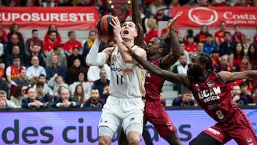 Mario Hezonja, alero del Real Madrid, ante Dylan Ennis y Howard Sant-Roos, del UCAM Murcia.