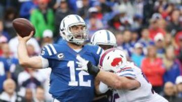 La defensa de los Bills ahog&oacute; a Andrew Luck.