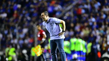 André Jardine le da indicaciones a sus jugadores durante el partido de ida de la Final contra Cruz Azul.