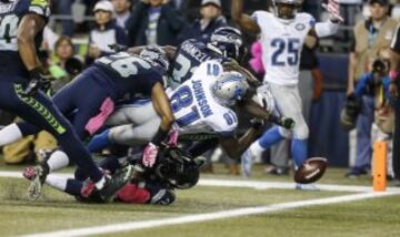 Kam Chancellor, defensive back Seattle Seahawks, provocando el fumble que dio la victoria a su equipo.