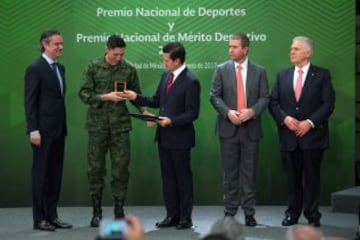 Ismael Hernández recibe el Premio Nacional del Deporte de manos del presidente Enrique Peña Nieto.