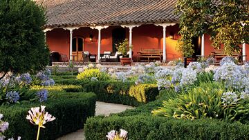 Es Monumento Histórico desde 1972, tiene un bonito jardín y una bodega alucinante: Viña Santa Rita