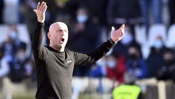 Julián Calero, entrenador del Burgos, celebró la goleada de su equipo.