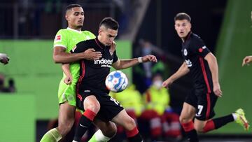 Soccer Football - Bundesliga - VfL Wolfsburg v Eintracht Frankfurt - Volkswagen Arena, Wolfsburg, Germany - September 19, 2021 Eintracht Frankfurt's Rafael Santos Borre in action with VfL Wolfsburg's Maxence Lacroix REUTERS/Fabian Bimmer DFL reg