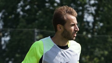 GRAF7386. ANDORRA LA VELLA, 21/07/2023.-Sergi Samper, centrocampista de 28 años formado en el FC Barcelona, se entrena con el FC Andorra de la Liga Hypermotion. El club del Principado, liderado por Gerard Piqué en los despachos y por Eder Sarabia en los banquillos, se encuentra en la búsqueda de un substituto de Marc Aguado que volvió al Real Zaragoza después de tres años de cesión en la entidad andorrana y Sergi Samper es uno de los candidatos. El jugador, nacido en Barcelona, se encuentra sin equipo después de finalizar contrato con el Vissel Kobe japonés dónde coincidió con Andrés Iniesta, que también completó su recorrido con el club nipón.-EFE/FC Andorra***SOLO USO EDITORIAL/SOLO DISPONIBLE PARA ILUSTRAR LA NOTICIA QUE ACOMPAÑA (CRÉDITO OBLIGATORIO)***
