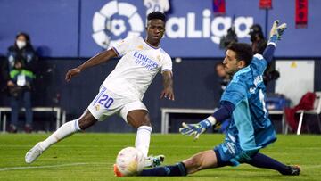 Soccer Football - LaLiga - Osasuna v Real Madrid - El Sadar Stadium, Pamplona, Spain - April 20, 2022 Real Madrid's Vinicius Junior in action with Osasuna's Sergio Herrera REUTERS/Vincent West