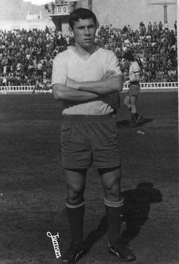 Canterano del Cádiz, despuntó en la Tacita de Plata siendo el máximo goleador de Segunda en 1974. En enero de 1975, se marchó al Atlético de Madrid. En verano de 1977 regresó al Cádiz y pudo disputar una temporada con el conjunto amarillo en Primera División. Jugó 2 temporadas más en el club andaluz antes de colgar las botas en 1980.