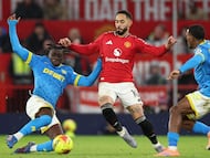 MANCHESTER (United Kingdom), 30/12/2025.- Manchester United's Matheus Cunha (C) in action against Wolves's Mateus Mane (L) and Jackson Tchatchoua (R) during the English Premier League match between Manchester United and Wolverhampton Wanderers, in Manchester, Britain, 30 December 2025. (Reino Unido) EFE/EPA/ADAM VAUGHAN EDITORIAL USE ONLY. No use with unauthorized audio, video, data, fixture lists, club/league logos, 'live' services or NFTs. Online in-match use limited to 120 images, no video emulation. No use in betting, games or single club/league/player publications.